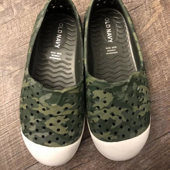 Old Navy Unisex Toddler Perforated Camo Lightweight Slip-On Shoes Green Size 10 - Picture 1 of 5